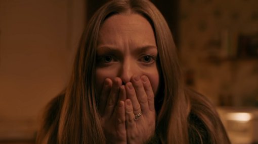 Netflix выпустил трейлер хоррора «Увиденное и услышанное» с Амандой Сайфред